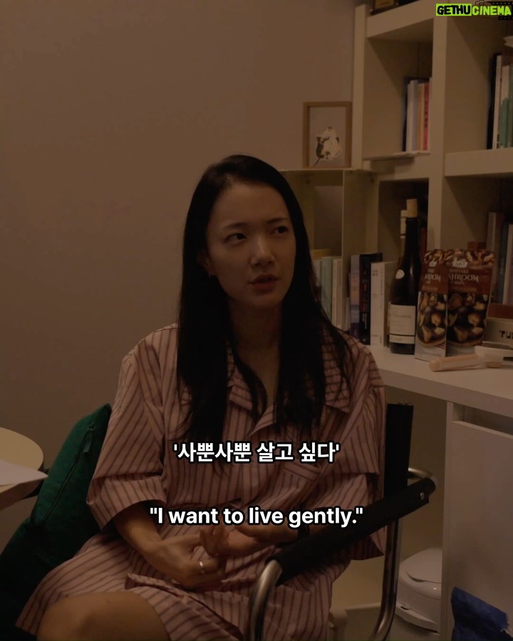 Sohn Su-hyun - 337 Likes - 배우이자 작가, 그리고 영화 감독까지. 
다양한 방면에서 활동 중인 다재다능한 수현 님. 
각자의 라이프스타일을 존중하며 친구들과 살던 집에서, 최근 고양이와 함께 거대한 캣타워 같은 복층 집으로 이사했습니다.

수현님을 만나 작품을 고르는 기준, 사회를 보는 관점 등 일상적인 실천에 대한 이야기를 나눴습니다.

“포뮬라를 다정함으로 꼽은 건, 세상과 내가 연결되어 있기 때문이거든요. 우리는 모두 연결되어 있으니까 이왕이면 서로 다정했으면 좋겠고, 그 시선들이 좀 따뜻했으면 좋겠어요.

제가 작품 활동을 할 때의 기준도 마찬가지예요. 내가 먼저 타인에게 공감하고 연대하고 응원한다면 결국 나에게도 돌아올 거라고 믿어요.”

(𝗦𝗢𝗡 𝗦𝗢𝗢𝗛𝗬𝗨𝗡)   𝗙®𝗠𝗨𝗟𝗔
누군가와 연결되어 있는 감각이 삶을 사는 데 정말 중요해요.

∎ POSSI / 유닛 선반 (3단)
∎ POSSI / 멀티 랙 선반
∎ LOFACTORY / [김영은작가 x LOFA SEOUL} Layered Furniture - H2 찬장
∎ DOUBLE NOD / SS 파자마 홈웨어

손수현 배우(@sohnsuhyun) 의 포뮬라 아이템은
LOFA Seoul 웹사이트에서 확인하실 수 있습니다.
-
𝗟𝗜𝗩𝗘 𝗬𝗢𝗨𝗥 𝗢𝗪𝗡 𝗙𝗢𝗥𝗠𝗨𝗟𝗔 by LOFA
@lofa_seoul