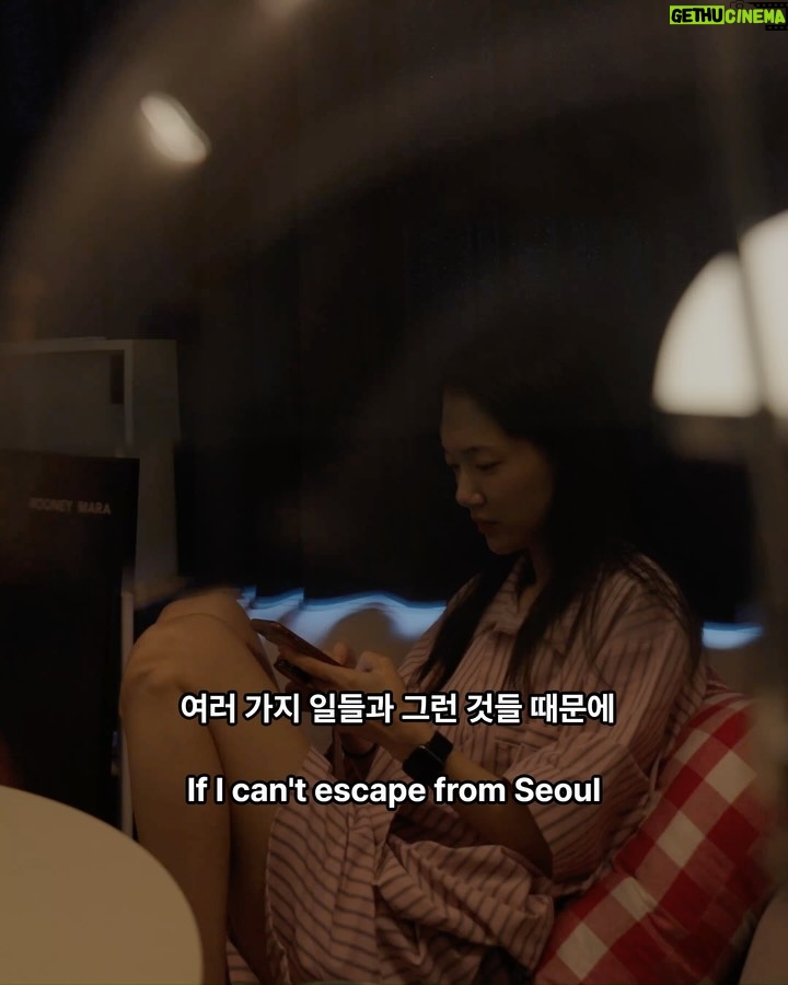 Sohn Su-hyun - 337 Likes - 배우이자 작가, 그리고 영화 감독까지. 
다양한 방면에서 활동 중인 다재다능한 수현 님. 
각자의 라이프스타일을 존중하며 친구들과 살던 집에서, 최근 고양이와 함께 거대한 캣타워 같은 복층 집으로 이사했습니다.

수현님을 만나 작품을 고르는 기준, 사회를 보는 관점 등 일상적인 실천에 대한 이야기를 나눴습니다.

“포뮬라를 다정함으로 꼽은 건, 세상과 내가 연결되어 있기 때문이거든요. 우리는 모두 연결되어 있으니까 이왕이면 서로 다정했으면 좋겠고, 그 시선들이 좀 따뜻했으면 좋겠어요.

제가 작품 활동을 할 때의 기준도 마찬가지예요. 내가 먼저 타인에게 공감하고 연대하고 응원한다면 결국 나에게도 돌아올 거라고 믿어요.”

(𝗦𝗢𝗡 𝗦𝗢𝗢𝗛𝗬𝗨𝗡)   𝗙®𝗠𝗨𝗟𝗔
누군가와 연결되어 있는 감각이 삶을 사는 데 정말 중요해요.

∎ POSSI / 유닛 선반 (3단)
∎ POSSI / 멀티 랙 선반
∎ LOFACTORY / [김영은작가 x LOFA SEOUL} Layered Furniture - H2 찬장
∎ DOUBLE NOD / SS 파자마 홈웨어

손수현 배우(@sohnsuhyun) 의 포뮬라 아이템은
LOFA Seoul 웹사이트에서 확인하실 수 있습니다.
-
𝗟𝗜𝗩𝗘 𝗬𝗢𝗨𝗥 𝗢𝗪𝗡 𝗙𝗢𝗥𝗠𝗨𝗟𝗔 by LOFA
@lofa_seoul