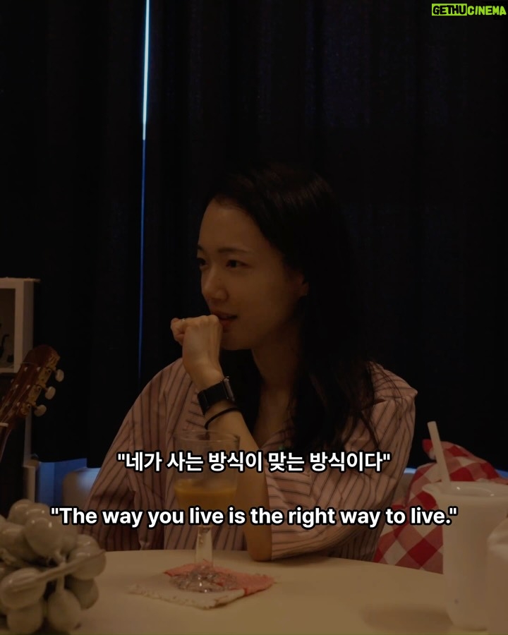 Sohn Su-hyun - 337 Likes - 배우이자 작가, 그리고 영화 감독까지. 
다양한 방면에서 활동 중인 다재다능한 수현 님. 
각자의 라이프스타일을 존중하며 친구들과 살던 집에서, 최근 고양이와 함께 거대한 캣타워 같은 복층 집으로 이사했습니다.

수현님을 만나 작품을 고르는 기준, 사회를 보는 관점 등 일상적인 실천에 대한 이야기를 나눴습니다.

“포뮬라를 다정함으로 꼽은 건, 세상과 내가 연결되어 있기 때문이거든요. 우리는 모두 연결되어 있으니까 이왕이면 서로 다정했으면 좋겠고, 그 시선들이 좀 따뜻했으면 좋겠어요.

제가 작품 활동을 할 때의 기준도 마찬가지예요. 내가 먼저 타인에게 공감하고 연대하고 응원한다면 결국 나에게도 돌아올 거라고 믿어요.”

(𝗦𝗢𝗡 𝗦𝗢𝗢𝗛𝗬𝗨𝗡)   𝗙®𝗠𝗨𝗟𝗔
누군가와 연결되어 있는 감각이 삶을 사는 데 정말 중요해요.

∎ POSSI / 유닛 선반 (3단)
∎ POSSI / 멀티 랙 선반
∎ LOFACTORY / [김영은작가 x LOFA SEOUL} Layered Furniture - H2 찬장
∎ DOUBLE NOD / SS 파자마 홈웨어

손수현 배우(@sohnsuhyun) 의 포뮬라 아이템은
LOFA Seoul 웹사이트에서 확인하실 수 있습니다.
-
𝗟𝗜𝗩𝗘 𝗬𝗢𝗨𝗥 𝗢𝗪𝗡 𝗙𝗢𝗥𝗠𝗨𝗟𝗔 by LOFA
@lofa_seoul