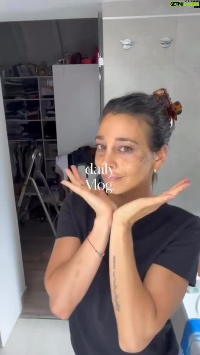 Sol Pérez - 8.2K Likes - Rutina, laburo, mis dos amores… entreno, más laburo y a cuidarme con mis infaltables de @goveganis para despertarme mañana y hacer lo mismo 😂 !