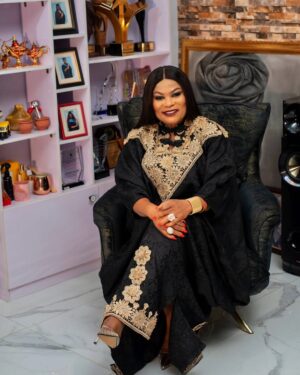 Sola Sobowale Instagram - In Christ alone…

👗 @ogeslanguage 
💎 @oniyeti_jewelrystore 
💄 @dynamicbeautyplus
💇🏻‍♀️ @auntjuliet_styles 
📸 @biyiadeleke