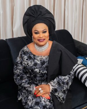 Sola Sobowale Instagram - Happy New Year everyone 🥳🎆

👗 @xarina.ig
💄 @dynamicbeautyplus
💎 @oniyeti_jewelrystore 
📸 @biyiadeleke
