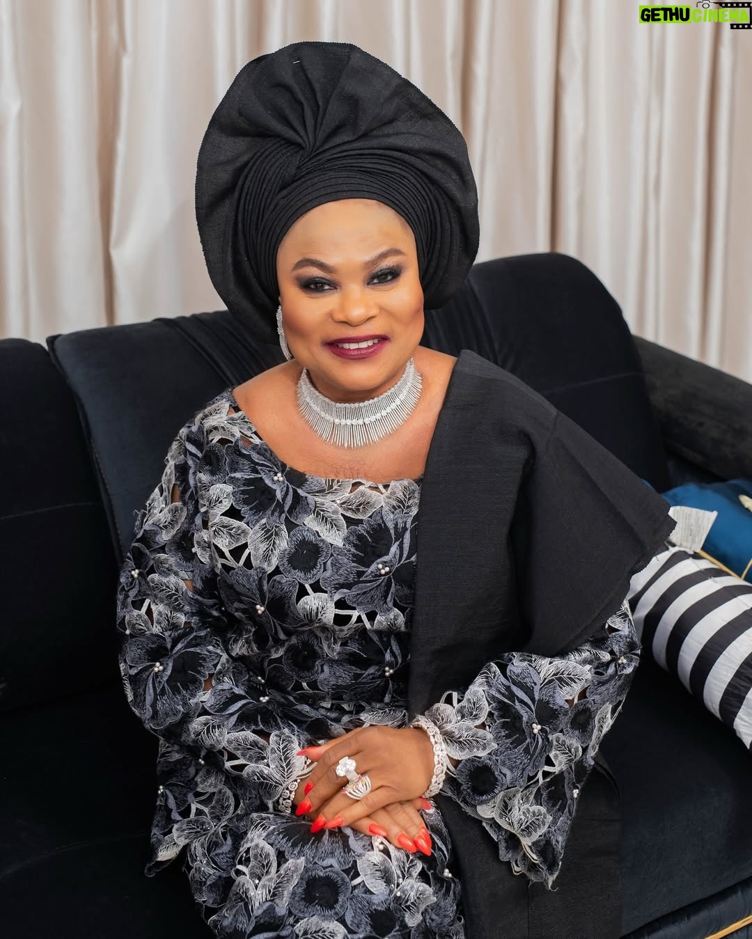 Sola Sobowale - 21.7K Likes - Happy New Year everyone 🥳🎆

👗 @xarina.ig
💄 @dynamicbeautyplus
💎 @oniyeti_jewelrystore 
📸 @biyiadeleke