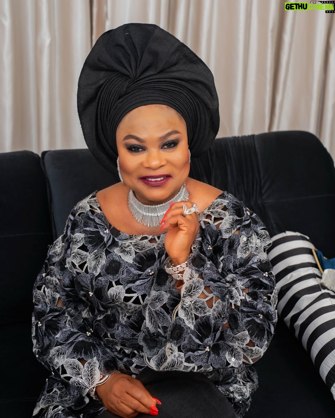 Sola Sobowale - 21.7K Likes - Happy New Year everyone 🥳🎆

👗 @xarina.ig
💄 @dynamicbeautyplus
💎 @oniyeti_jewelrystore 
📸 @biyiadeleke