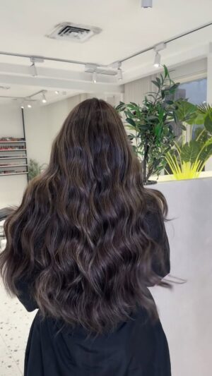 Somoud Alkandari Instagram - اموت على زبايني واحب لما الزبونه تكون مستانسه من النتيجه يعني تبارك الرحمن اغلب زبايني شعرهم حلوو وكثيف وما يسلمون شعرهم اي احد واغلب زبايني شعورهم باكاونت الصالون جد هذي ثقه كبيره وان شاء الله دايم نكون قد هالثقه ونطرو المفاجاه القريبه احلى زباين ❤️🫶
@somoudbeautysalon
