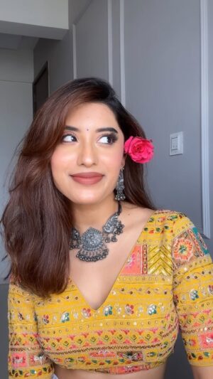 Somya Daundkar Instagram - Filal camera se he flirting kar lete hai😉😆
#lailamajnu