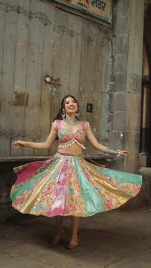 Somya Daundkar Instagram - Festive Season is here💗🙈
Made this outfit from Scratch🙈Do check out my recent YouTube video
Beautifully shot by @vb_bagde_mr.photographer