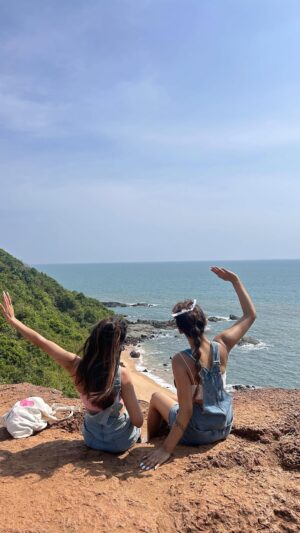 Somya Daundkar Instagram - My favourite person forever! 🤍🎀🌴🌻
#sisters #sistertrip #goa