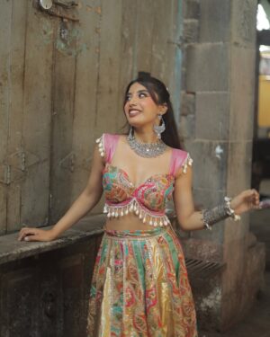 Somya Daundkar Instagram - In my Premika era🤍
Made this outfit from scratch, do check my recent YouTube video🙈
🎥 @vb_bagde_mr.photographer