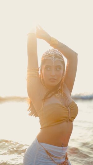 Somya Daundkar Instagram - Tried to recreate my favourite’s look @jacquelienefernandez 💗 She look absolutely stunning in this🫶🏻 Not similar but tried it
🎥 @vb_bagde_mr.photographer
