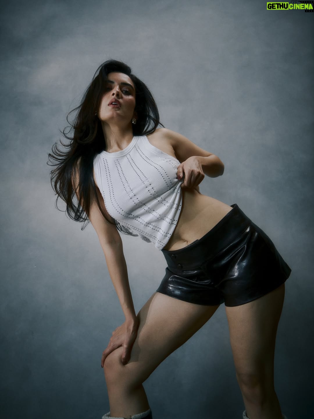 Sonali Kukreja - 3.9K Likes - Yours truly, overthinking less 🤍
With pure talent @dyartisticc 
 @chandan_yadav.3600