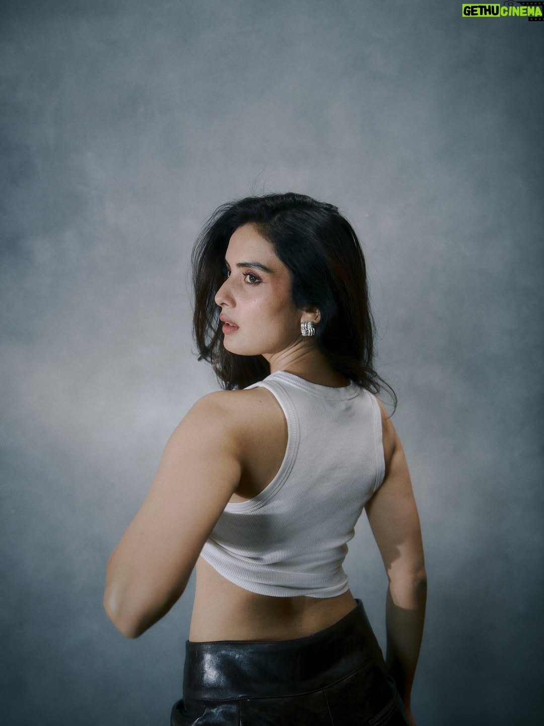 Sonali Kukreja - 3.9K Likes - Yours truly, overthinking less 🤍
With pure talent @dyartisticc 
 @chandan_yadav.3600