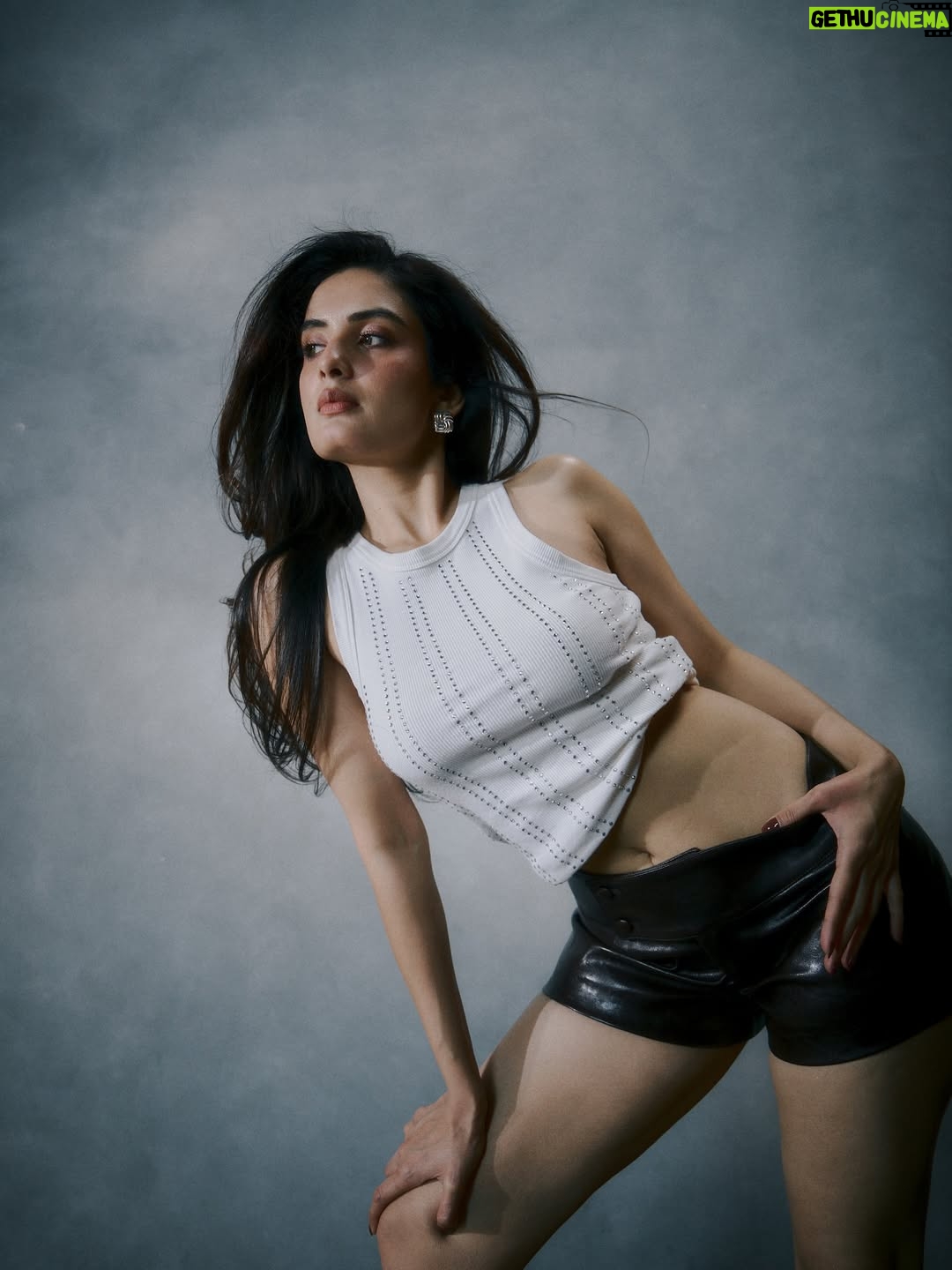 Sonali Kukreja - 3.9K Likes - Yours truly, overthinking less 🤍
With pure talent @dyartisticc 
 @chandan_yadav.3600