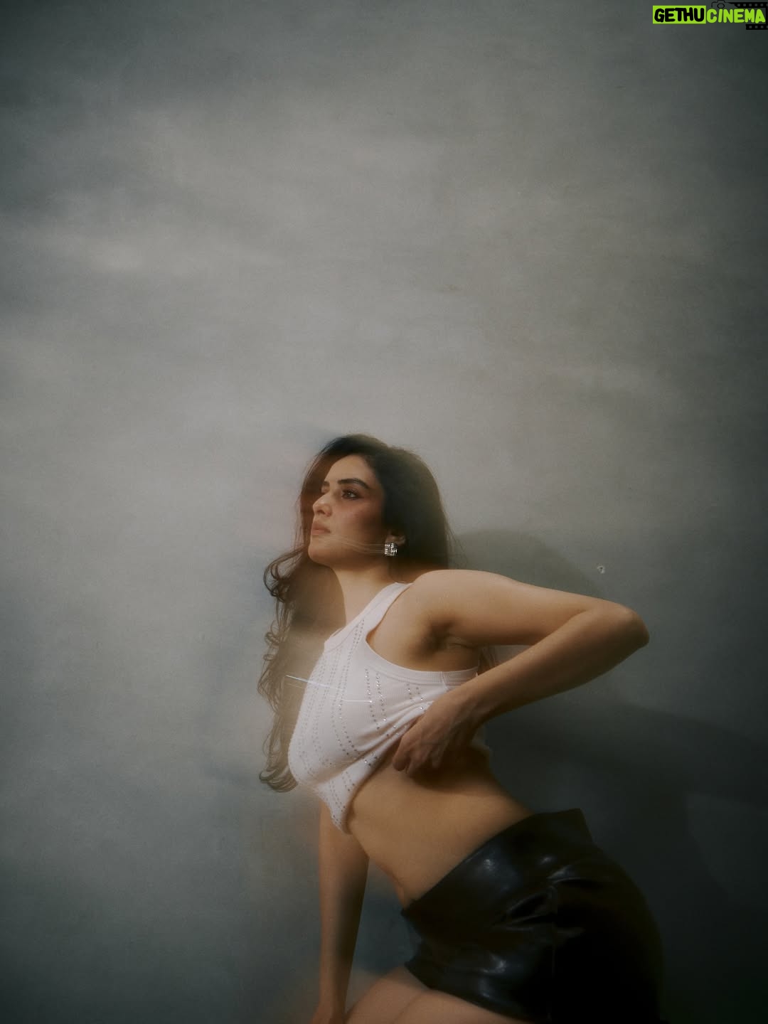 Sonali Kukreja - 3.9K Likes - Yours truly, overthinking less 🤍
With pure talent @dyartisticc 
 @chandan_yadav.3600