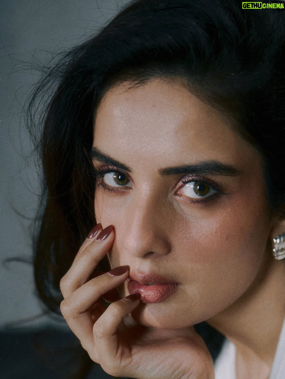 Sonali Kukreja - 3.9K Likes - Yours truly, overthinking less 🤍
With pure talent @dyartisticc 
 @chandan_yadav.3600