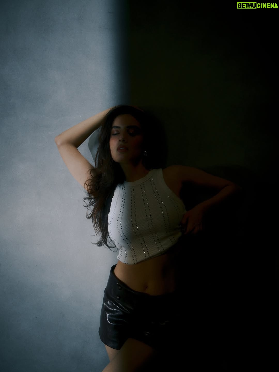 Sonali Kukreja - 3.9K Likes - Yours truly, overthinking less 🤍
With pure talent @dyartisticc 
 @chandan_yadav.3600