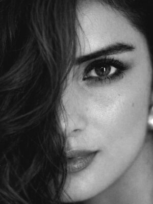 Sonali Kukreja Instagram - Hazel glow ✨
#blackandwhite