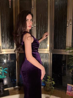 Sonali Kukreja Instagram - Well dressed & Well-mannered always 💜
#velvetnights