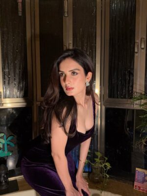 Sonali Kukreja Instagram - Well dressed & Well-mannered always 💜
#velvetnights
