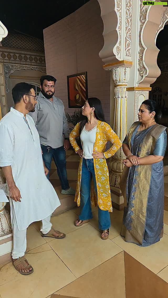 Sonali Pandit Naik - 14.6K Likes - Aise aise MAHArathi hain humare team mei 🙈😅😅 poocho matt😖😖

#reelitfeelit #funreels #comicreels #funtimes #ishani #actormashup #comiccon 

Camera credits: @chakrabortymegha 

#ishanifamily❤️ @magicmomentsmumbai 
Stylist credits : @nishabedii