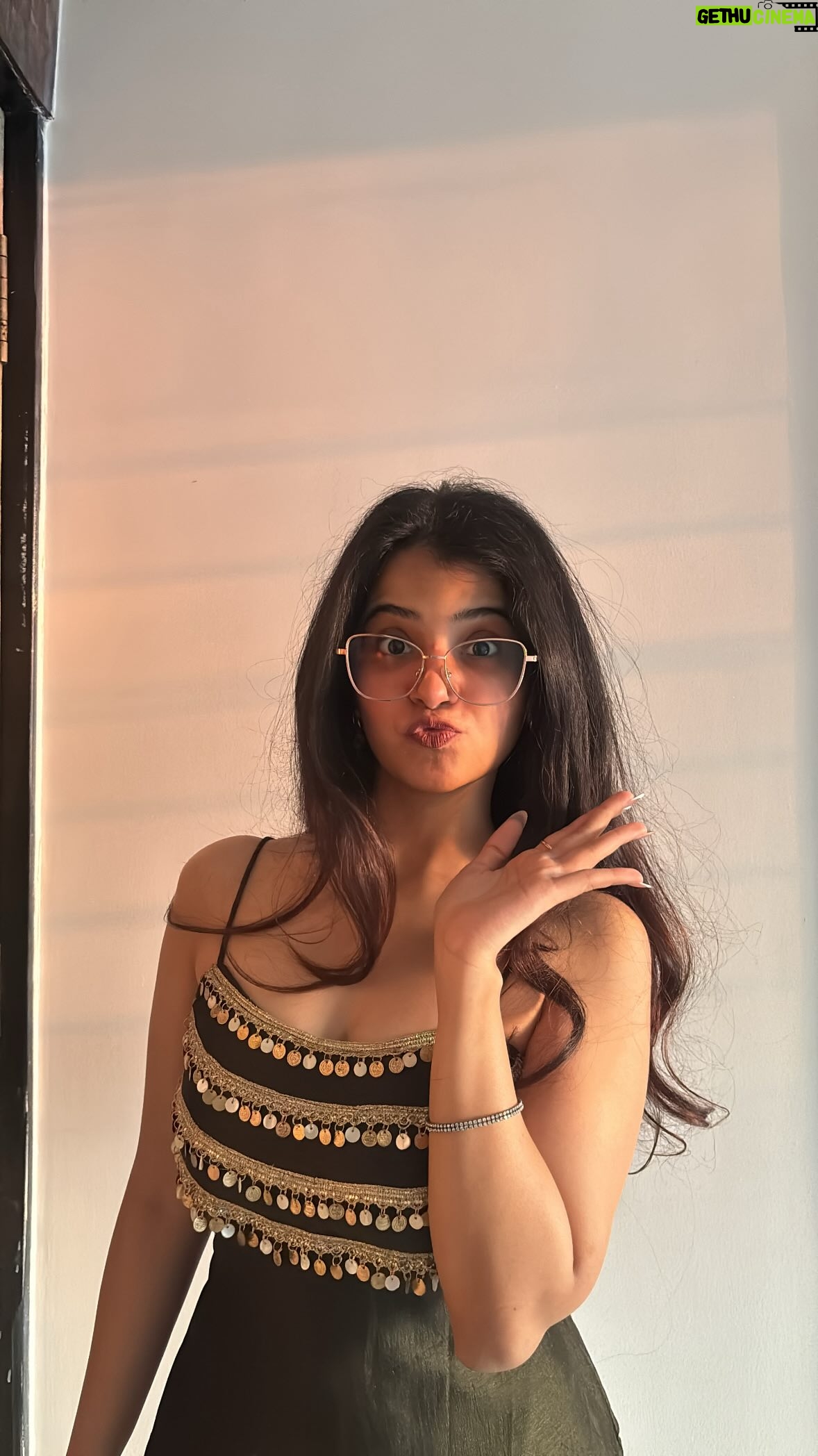 Sonali Priya - 17.1K Likes - made this to wear on my brothers mehendi ceremony last month.✨
do we like it?

#fashion #ethnicwear #sewing #stitching #indowestern 
[pant kurta, mehendi outfit, fashion, ethnicwear, indian outfit, sewing, stitching, indowestern]