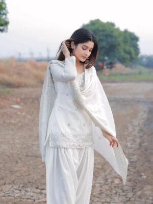 Soniya Official Instagram - Apshra dekho 🕊️🍂
#explore #photo #instagood
