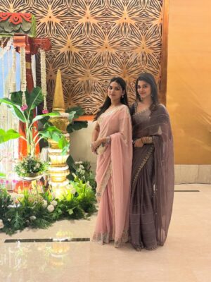 Soniya Suresh Instagram - Sister>>>bestie
.
.
.
.
.
.
[sisters,sarees,sibling,bff]