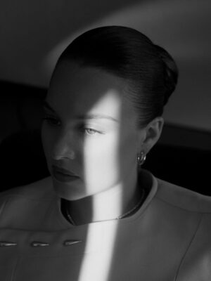 Sonja Gerhardt Instagram - Wir durften während der Premiere von #kudamm77 für die online Vogue vor der Kamera von @robinkater stehen.
Danke für das tolle Shooting! 🤍

Photographer:
@robinkater 

Stylist:
@luijvpi mit @bvlgari 

Hair & Make-up
@philippverheyen 
@armanibeauty

Assistent:
@melissa.hmua 

@armanibeauty 
#armanimakeup