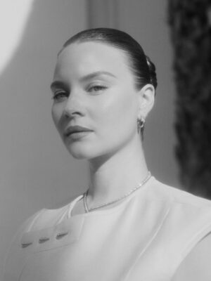 Sonja Gerhardt Instagram - Wir durften während der Premiere von #kudamm77 für die online Vogue vor der Kamera von @robinkater stehen.
Danke für das tolle Shooting! 🤍

Photographer:
@robinkater 

Stylist:
@luijvpi mit @bvlgari 

Hair & Make-up
@philippverheyen 
@armanibeauty

Assistent:
@melissa.hmua 

@armanibeauty 
#armanimakeup