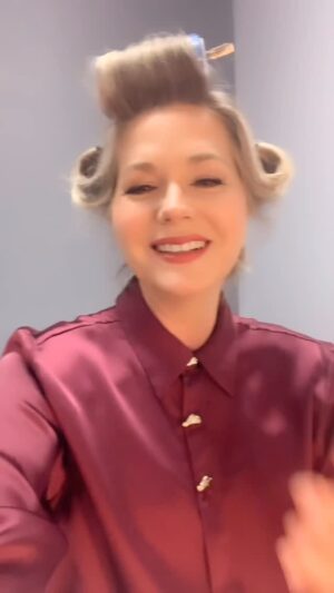 Sonya Smith Instagram - Feliz martes con todo mi cariño! Les envío un saludo muy especial “ESPACIAL” a todos! Que tengan un día lleno de buena energía conectados al espacio sideral!!! Besos! #gratitud #gratitude #velvetelnuevoimperio #acting #series #telemundo #telemundoseries