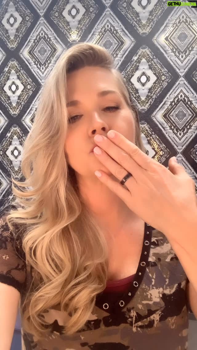 Sonya Smith - 6.2K Likes - Feliz día a todos!!!Espero estén disfrutando de este hermoso lunes. 😎😎😎Alguna vez se han preguntado qué hacen los actores mientras esperan entre escena y escena? Pues aquí yo les cuento un poquito de cómo paso yo mi tiempo cuando estoy esperando para grabar😉⭐️#gratitud #gratitude #velvetelnuevoimperio #acting #series #telemundo #telemundoseries  #amolaactuacion #sonyasmith #itsmonday #eslunes