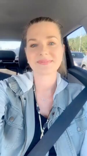 Sonya Smith Instagram - Los espero mañana sábado 13 de abril a las 8:00pm para compartir con ustedes… “Jurame” no se la pueden perder!😊