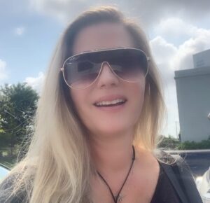 Sonya Smith Instagram - Feliz sábado a todos!!!! Paso por aquí a saludarles y a desearles un hermoso día.😎😎😎Vienen sorpresas como les comenté anteriormente.😉Les mando muchos besos!!!! Los quiero.😘😘😘😘 #sábado #saturday #findesemana #happyweekend #gratitud #gratitude #joy #felicidad #vienelomejor #thebestisyettocome 💜🌸💜🌸💜