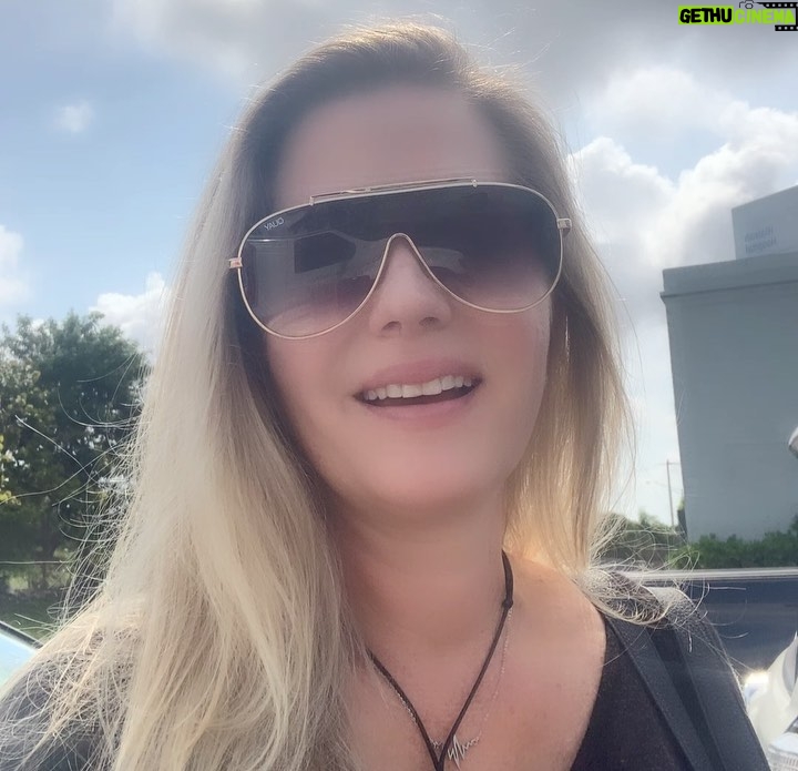 Sonya Smith - 6.6K Likes - Feliz sábado a todos!!!! Paso por aquí a saludarles y a desearles un hermoso día.😎😎😎Vienen sorpresas como les comenté anteriormente.😉Les mando muchos besos!!!! Los quiero.😘😘😘😘 #sábado #saturday #findesemana #happyweekend #gratitud #gratitude #joy #felicidad #vienelomejor #thebestisyettocome 💜🌸💜🌸💜