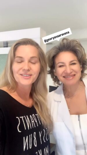 Sonya Smith Instagram - Para todos aquellos que me preguntan que qué hago para ver mi “igualita”, aquí uno de mis secretos. Mi queridísima @georyanaaravena , que es la mejor de todas!!!! Si quieres hacerte tratamientos  faciales, tratamientos corporales o cuidar de tu piel y cuerpo, te recomiendo con los ojos cerrados que hagas tu cita!! Visita su IG @georyanaaravena para más información!!
Gracias  Georgy por tu  profesionalismo , amistad y sobre  tu calidad humana! #tratamientosfaciales #tratamientoscorporales #tratamientosfacialesycorporales #gratitud #gratitude #sonyasmith