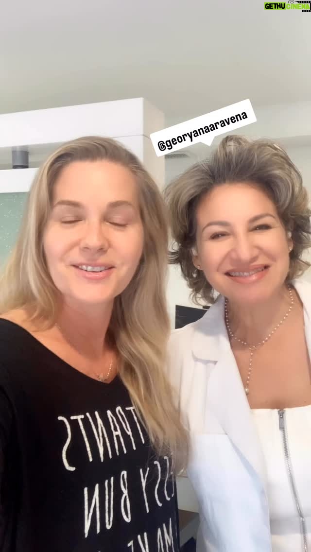 Sonya Smith - 4K Likes - Para todos aquellos que me preguntan que qué hago para ver mi “igualita”, aquí uno de mis secretos. Mi queridísima @georyanaaravena , que es la mejor de todas!!!! Si quieres hacerte tratamientos  faciales, tratamientos corporales o cuidar de tu piel y cuerpo, te recomiendo con los ojos cerrados que hagas tu cita!! Visita su IG @georyanaaravena para más información!!
Gracias  Georgy por tu  profesionalismo , amistad y sobre  tu calidad humana! #tratamientosfaciales #tratamientoscorporales #tratamientosfacialesycorporales #gratitud #gratitude #sonyasmith