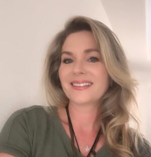 Sonya Smith Instagram - El día de acción de gracias, es un momento de celebración, de reunión, pero también debe ser de reflexión. Quizá en sus inicios este día era más bien un día de tregua después de muchos acontecimientos y de pérdidas de vidas, pero creo que en el aquí y el ahora debemos aprovechar para agradecer por todas las bendiciones que recibimos. Desde las más pequeñas hasta las más grandes porque es cuando no tenemos “algo” que nos damos cuenta de lo afortunados que hemos sido…Concienticemos la gratitud, no solamente en este día, sino todos los días. Demos gracias por poder despertar cada mañana, demos gracias por poder respirar, ver un amanecer o sentir un abrazo, las gracias por tener un techo que nos cubra, demos gracias porque tenemos salud en menor o mayor grado, porque tenemos trabajo y la oportunidad de prosperar, demos gracias por la familia, por los amigos, y por el maravilloso hecho de poder estar vivos! Porque la gratitud es la que nos abre el camino a todas las bendiciones que hay en nuestras vidas…. Las percibamos o no…Yo aprovecho este día para dar gracias por tener la oportunidad de compartir con ustedes Y de recibir tanto cariño. Les deseo muchas bendiciones hoy y siempre. Reciban un abrazo con mucho amor. #happythanksgivng  #acciondegracias #gratitude #gratitud