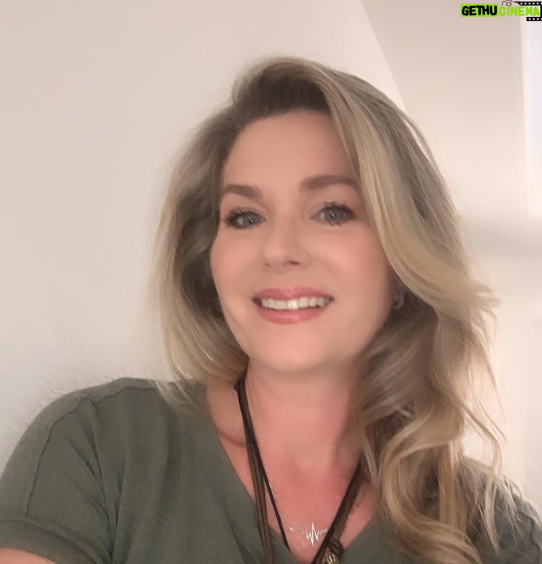 Sonya Smith - 11.3K Likes - El día de acción de gracias, es un momento de celebración, de reunión, pero también debe ser de reflexión. Quizá en sus inicios este día era más bien un día de tregua después de muchos acontecimientos y de pérdidas de vidas, pero creo que en el aquí y el ahora debemos aprovechar para agradecer por todas las bendiciones que recibimos. Desde las más pequeñas hasta las más grandes porque es cuando no tenemos “algo” que nos damos cuenta de lo afortunados que hemos sido…Concienticemos la gratitud, no solamente en este día, sino todos los días. Demos gracias por poder despertar cada mañana, demos gracias por poder respirar, ver un amanecer o sentir un abrazo, las gracias por tener un techo que nos cubra, demos gracias porque tenemos salud en menor o mayor grado, porque tenemos trabajo y la oportunidad de prosperar, demos gracias por la familia, por los amigos, y por el maravilloso hecho de poder estar vivos! Porque la gratitud es la que nos abre el camino a todas las bendiciones que hay en nuestras vidas…. Las percibamos o no…Yo aprovecho este día para dar gracias por tener la oportunidad de compartir con ustedes Y de recibir tanto cariño. Les deseo muchas bendiciones hoy y siempre. Reciban un abrazo con mucho amor. #happythanksgivng  #acciondegracias #gratitude #gratitud