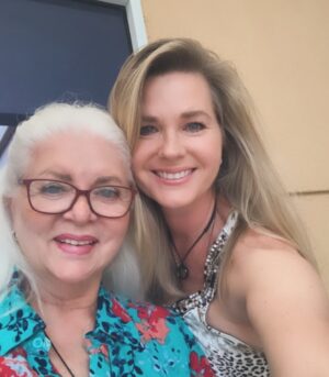 Sonya Smith Instagram - Deseándoles con todo mi cariño y afecto un muy feliz 2024! Dejamos atrás un año que para muchos fue bastante dificultoso, teniendo ahora la oportunidad de comenzar como dicen un “capítulo nuevo” en nuestras vidas con el año que inicia. Quiero darle las gracias por todo el apoyo, cariño, amor e incondicionalidad que día día me demuestran. Quiero agradecerle a Dios y a la vida por todas las oportunidades y por todo el aprendizaje que he tenido en este año 2023. Cada instante ha sido una bendición, agradezco cada cambio, cada reto, cada dificultad, cada acierto, cada bendición, cada sonrisa que puede experimentar en este año que se va. Recibo con el corazón y los brazos abiertos todas las nuevas posibilidades que se presentan ante mí en este año que comienza y  les deseo a cada uno de ustedes un brillante Año Nuevo, lleno de posibilidades. Aprovechen cada oportunidad que la vida les ofrece porque si hay algo que no regresa es  el tiempo. Muchas felicidades. Los quiero!🤗💜🤗💜🤗💜🤗#2024 #happy2024 #feliz2024 #gratitude #gratitud #amor #love #gratitudeatitude #actitud #agradecimiento #thisisyouryear #esteestuaño