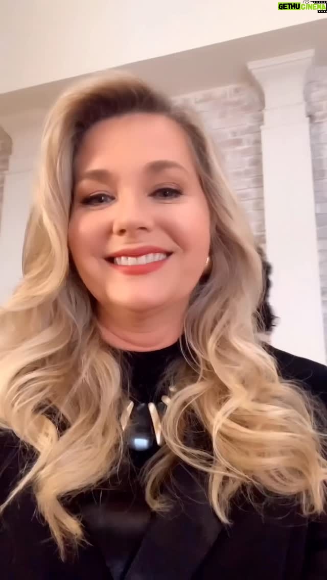 Sonya Smith - 8.6K Likes - Hola a todos, y excelente domingo! Por si quieren aprender inglés con el “Método Varoni” Aqui les dejo una pequeña introducción. Siempre es gusto tenerte como director @soyvaroni y compartir escena con las talentosas y amorosas. @anagabrielmarcoccia y @gabyborgesofficial Como se podrán dar cuenta siempre aparte de trabajar nos divertíamos mucho!!!
😂😂😂😂Besos!! #gratitud #gratitude #velvetelnuevoimperio #telemundoseries #series @telemundoseries