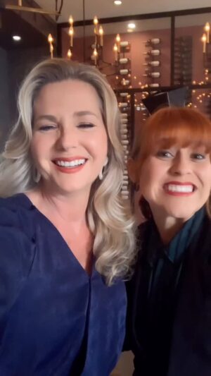 Sonya Smith Instagram - Feliz día para todos!!!. Espero estén disfrutando de su sábado. 😊A pocos días de terminar la serie les comparto un vídeo con la dulce y talentosa @anagabrielmarcoccia. Fue un placer trabajar contigo.”Sobrina” espero se repita pronto!!!. Que tengan un fin de semana espectacular!! Los quiero.#gratitud #gratitude #velvetelnuevoimperio #acting #series #telemundoseries #telemundo #seriesenespañol