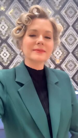 Sonya Smith Instagram - Hola a todos feliz jueves!! Continuo con los  peinados espaciales aún en esta segunda etapa de la serie. Qué look de Pilar les gusta más? El nuevo o el anterior? O les gusta más el look espacial😂😂😂. Los leo #gratitud #gratitude #velvetelnuevoimperio #acting #series #telemundoseries #seriesenespañol #amolaactuacion