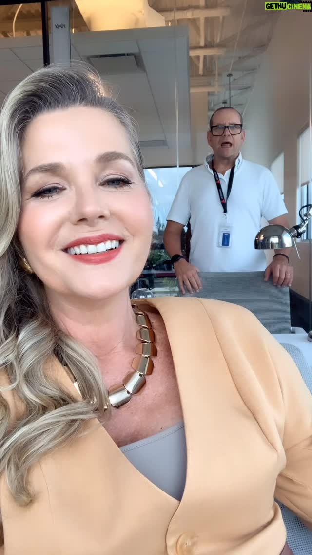 Sonya Smith - 6.3K Likes - Feliz sábado para todos!!
Espero que estén disfrutando de un maravilloso fin de semana. Aquí les dejo este vídeo de un sábado de grabación con mi queridísimo @ricardoschwarz24 Es siempre un gusto trabajar contigo. Tu buena energía y sentido del humor siempre contagioso…. cual habrá sido la palabrota que dijo?? La escucharon? 😂😂😂😂#gratitud #gratitude #velvetelnuevoimperio #acting #telemundoseries #telemundo #seriesenespañol