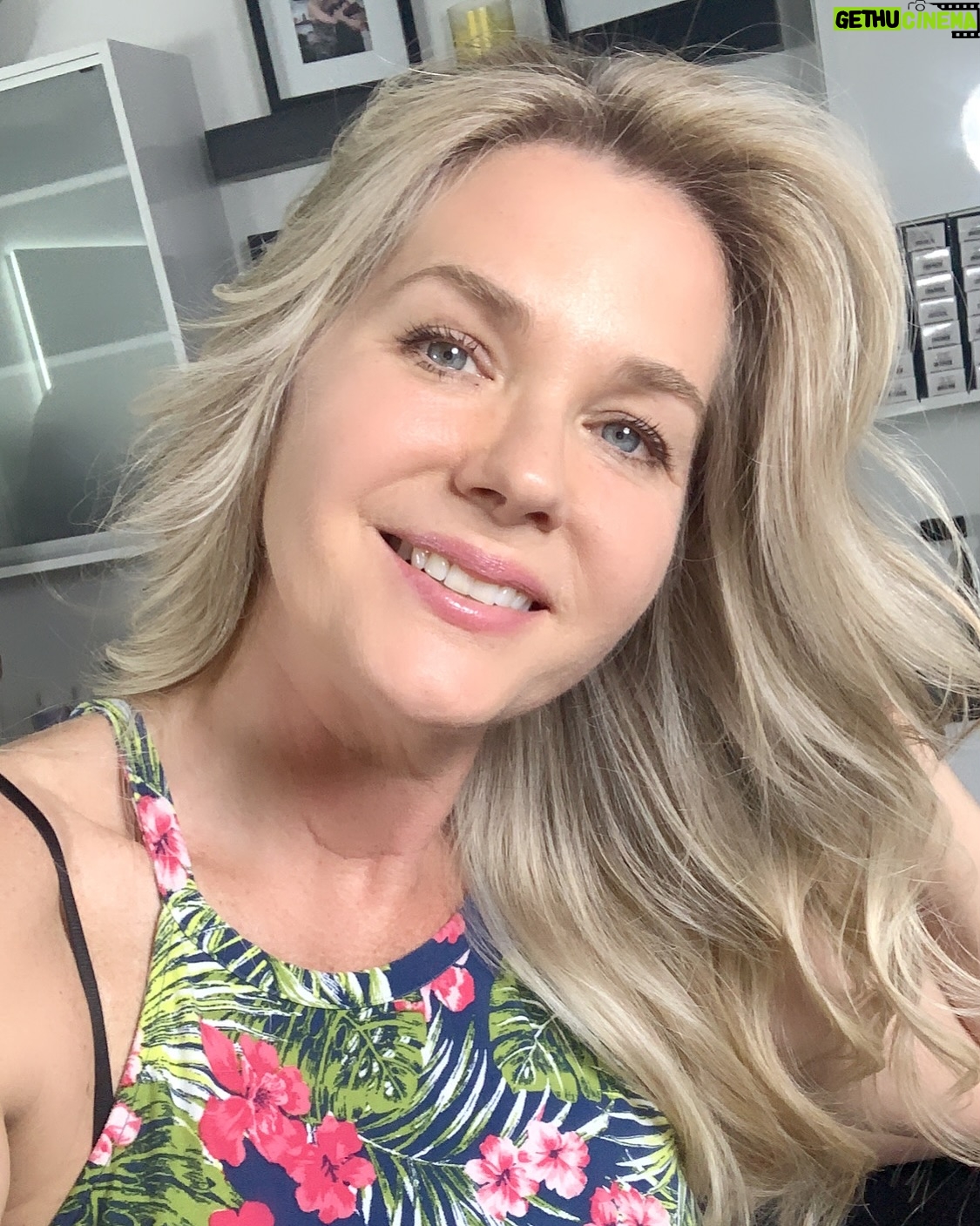 Sonya Smith - 24.2K Likes - Feliz sábado a todos!!! Gracias mi querido @javiermathews, que Dios bendiga tus manos siempre. Además de ser un excelente profesional, eres un ser humano maravilloso. Gracias por tu amistad. Hoy tocó hacer un retoque del cabello para mantener la continuidad de mi personaje “Pilar Márquez” a quien conocerán a partir de este lunes 19 de mayo  a las 9:00 pm/ 8:00 pm centro por @telemundo. #velvetelnuevoimperio. No se la pueden perder!!! #gratitude #gratitud #amolaactuacion #acting #seriesenespañol #series #sonyasmith