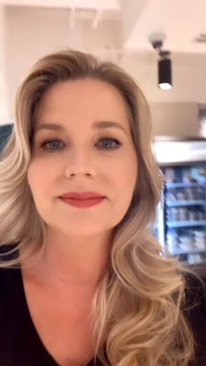 Sonya Smith Instagram - Feliz jueves a todos! Por aquí les dejo un pequeño paseo por la cafetería de Telemundo a la hora del almuerzo. Hay tantos cosas deliciosas de donde escoger que es difícil decidirse.!!!! #gratitud #gratitude #velvetelnuevoimperio #acting #series #telemundoseries 💜🤗💜🤗💜