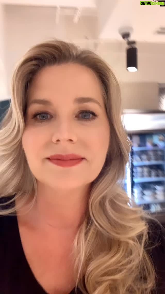 Sonya Smith - 6K Likes - Feliz jueves a todos! Por aquí les dejo un pequeño paseo por la cafetería de Telemundo a la hora del almuerzo. Hay tantos cosas deliciosas de donde escoger que es difícil decidirse.!!!! #gratitud #gratitude #velvetelnuevoimperio #acting #series #telemundoseries 💜🤗💜🤗💜