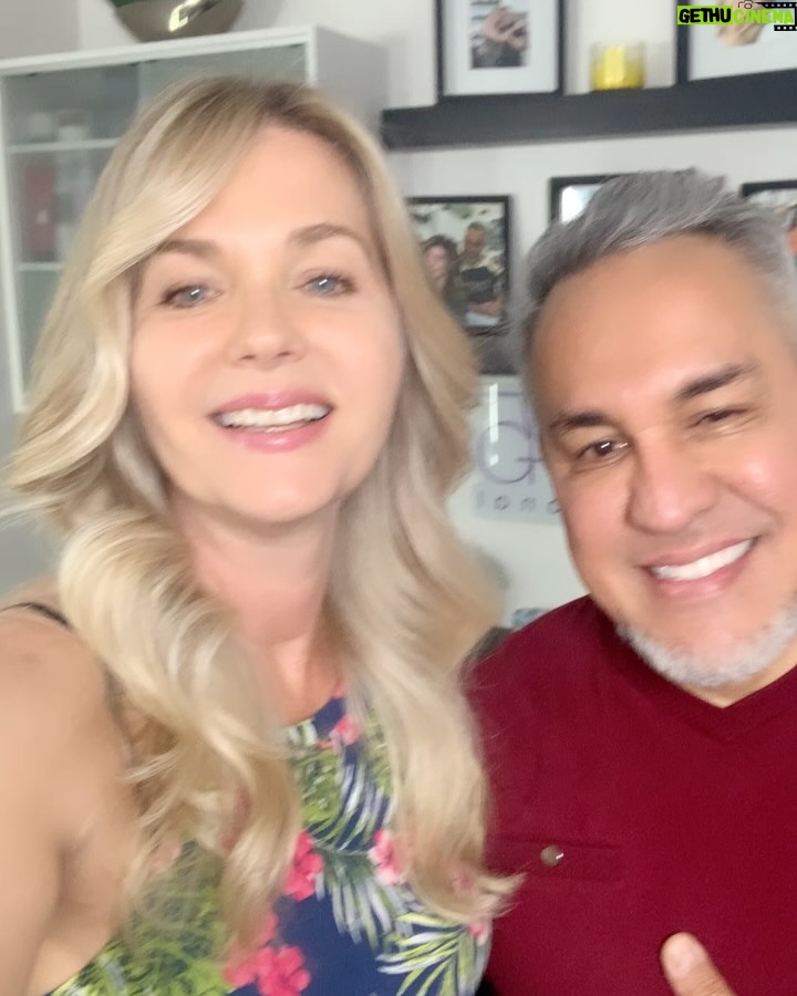 Sonya Smith - 24.2K Likes - Feliz sábado a todos!!! Gracias mi querido @javiermathews, que Dios bendiga tus manos siempre. Además de ser un excelente profesional, eres un ser humano maravilloso. Gracias por tu amistad. Hoy tocó hacer un retoque del cabello para mantener la continuidad de mi personaje “Pilar Márquez” a quien conocerán a partir de este lunes 19 de mayo  a las 9:00 pm/ 8:00 pm centro por @telemundo. #velvetelnuevoimperio. No se la pueden perder!!! #gratitude #gratitud #amolaactuacion #acting #seriesenespañol #series #sonyasmith