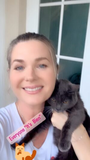 Sonya Smith Instagram - Feliz viernes a todos!!! Espero estén disfrutando mucho esta primera semana de enero y sigan cumpliendo sus resoluciones del año 2023!  Aquí les dejo la información para que puedan echarle un ojo a las hermosas camisetas que tiene mi amigo Fernando Ávila @estrujeron  de su colección “It’s bien” son súper suavecitas y cómodas. @itsbienshop Gracias Fer!! me encanta mi camiseta.😘😎😘😎😘 #happyfriday #felizviernes #gratitude #gratitud www.itsbien.com