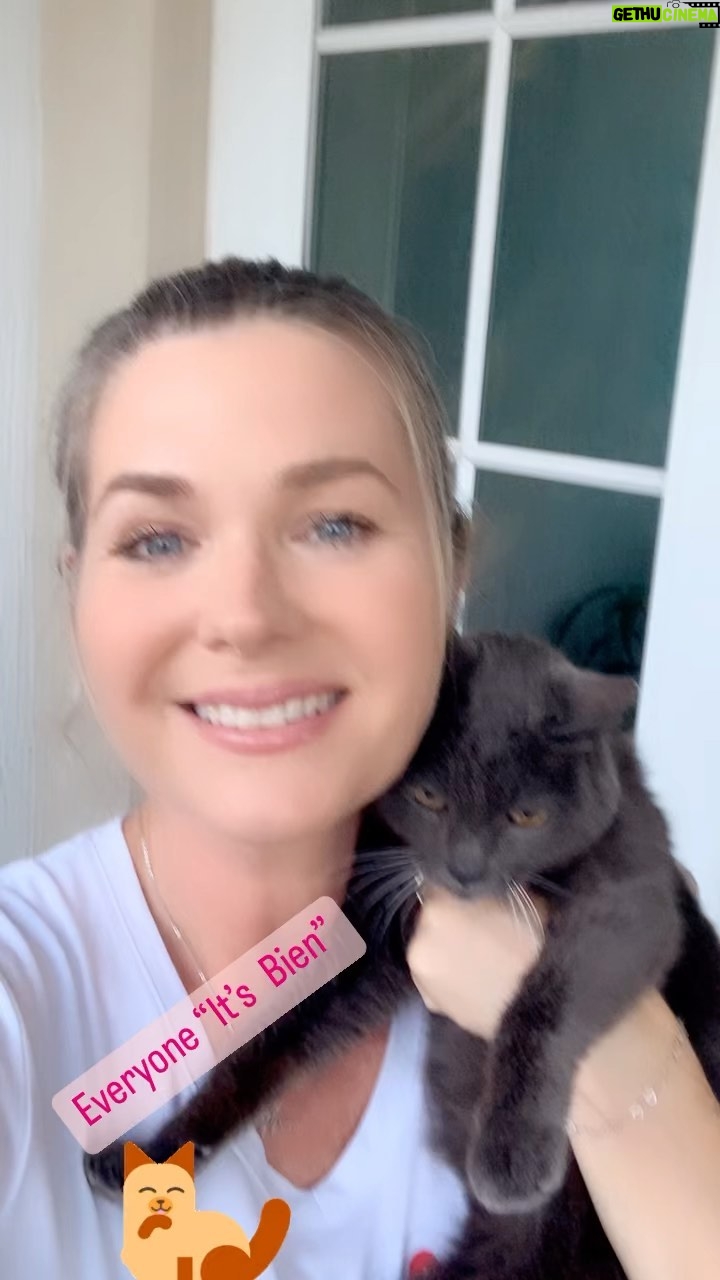 Sonya Smith - 13.1K Likes - Feliz viernes a todos!!! Espero estén disfrutando mucho esta primera semana de enero y sigan cumpliendo sus resoluciones del año 2023!  Aquí les dejo la información para que puedan echarle un ojo a las hermosas camisetas que tiene mi amigo Fernando Ávila @estrujeron  de su colección “It’s bien” son súper suavecitas y cómodas. @itsbienshop Gracias Fer!! me encanta mi camiseta.😘😎😘😎😘 #happyfriday #felizviernes #gratitude #gratitud www.itsbien.com