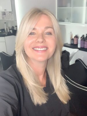 Sonya Smith Instagram - Saludos a todos y feliz inicio de mes!!!! Iniciando septiembre, con un cambio, dejando atrás a “Pilar” y enfocándome en nuevos horizontes. Gracias nuevamente a mi querido @javiermathews que con su talento, buena vibra y amor, saca lo mejor de uno cuando te hace un cambio de look!! Besos los quiero!!! 💜🌸💜🌸💜🌸#gratitude #gratitud #cambiodelook💇‍♀️ #lookinggoodfeelinggood #changesarecoming #changestartswithyou